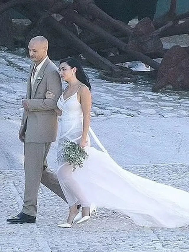 Potret Charli XCX 'Menikah Lagi', Tampil Berani dengan Gaun Sheer Putih