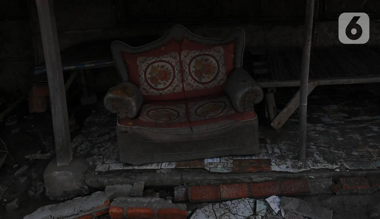 Rob mengancam rumah-rumah dan tambak milik warga pesisir utara pulau Jawa seperti yang ada di Desa Cemarajaya pesisir ini terancam tenggelam imbas dari abrasi. (merdeka.com/Imam Buhori)