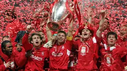 Steven Gerrard mengangkat trofi juara Liga Champions tahun 2005. (AFP PHOTO/FILIPPO MONTEFORTE)