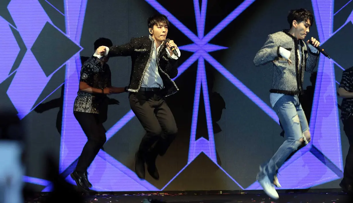 "Saya sangat senang bertemu dengan kalian. Dalam acara ini, saya ingin bisa lebih dekat dengan kalian," timpal Donghae disambut teriakan penonton yang mayoritas wanita. (Deki Prayoga/Bintang.com)