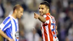 Atletico Madrid's Portuguese Simao Sabrosa (R) celebrates after scoring against Deportivo Coruna during their Spanish league football match at the Riazor Stadium in La Coruna, on April 12, 2009. AFP PHOTO / MIGUEL RIOPA 