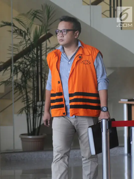 Mantan Direktur PT Murakabi Sejahtera, Irvanto Hendra Pambudi berjalan bergegas seusai menjalani pemeriksaan di gedung KPK, Jakarta, Selasa (10/4). Keponakan Setya Novanto itu menjalani pemeriksaan sebagai tersangka korupsi E-KTP (Merdeka.com/Dwi Narwoko)