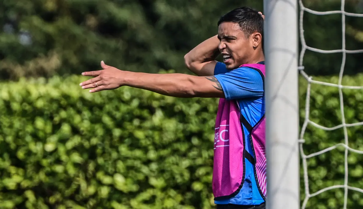 Penyerang Atalanta, Luis Muriel saat mengikuti sesi latihan di tempat latihan klub di Ciserano, Bergamo, Italia (13/4/2022). Pada leg pertama Atalanta bermain imbang 1-1 di markas RB Leipzig. (AFP/Miguel Medina)