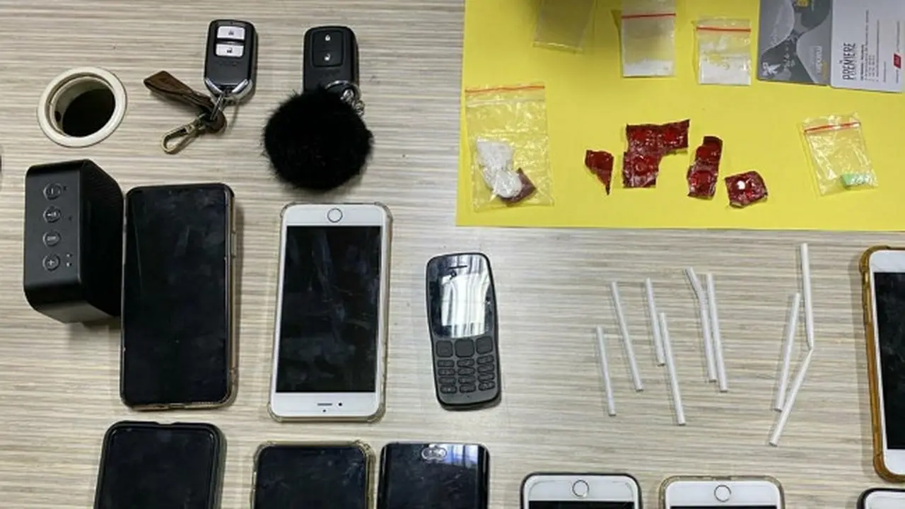 Barang bukti narkoba dan psikotropika yang disita dari tiga pasangan pesta narkoba di hotel saat PSBB Pekanbaru.