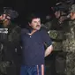 Penangkapan gembong narkoba Joaquin "El Chapo" Guzman.Ia dikawal oleh marinir ke helikopter di bandara Mexico City pada 8 Januari 2016. (Omar Torrea / AFP)