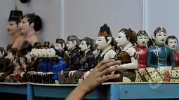Sebuah stand menampilkan patung mini khas Jawa di International Handicraft Trade Fair (Inacraft) 2015 di JCC, Jakarta, Kamis (9/4/2015). Pameran berlangsung pada 8-12 April 2015 menampilkan kerajinan khas Indonesia. (Liputan6.com/Johan Tallo)