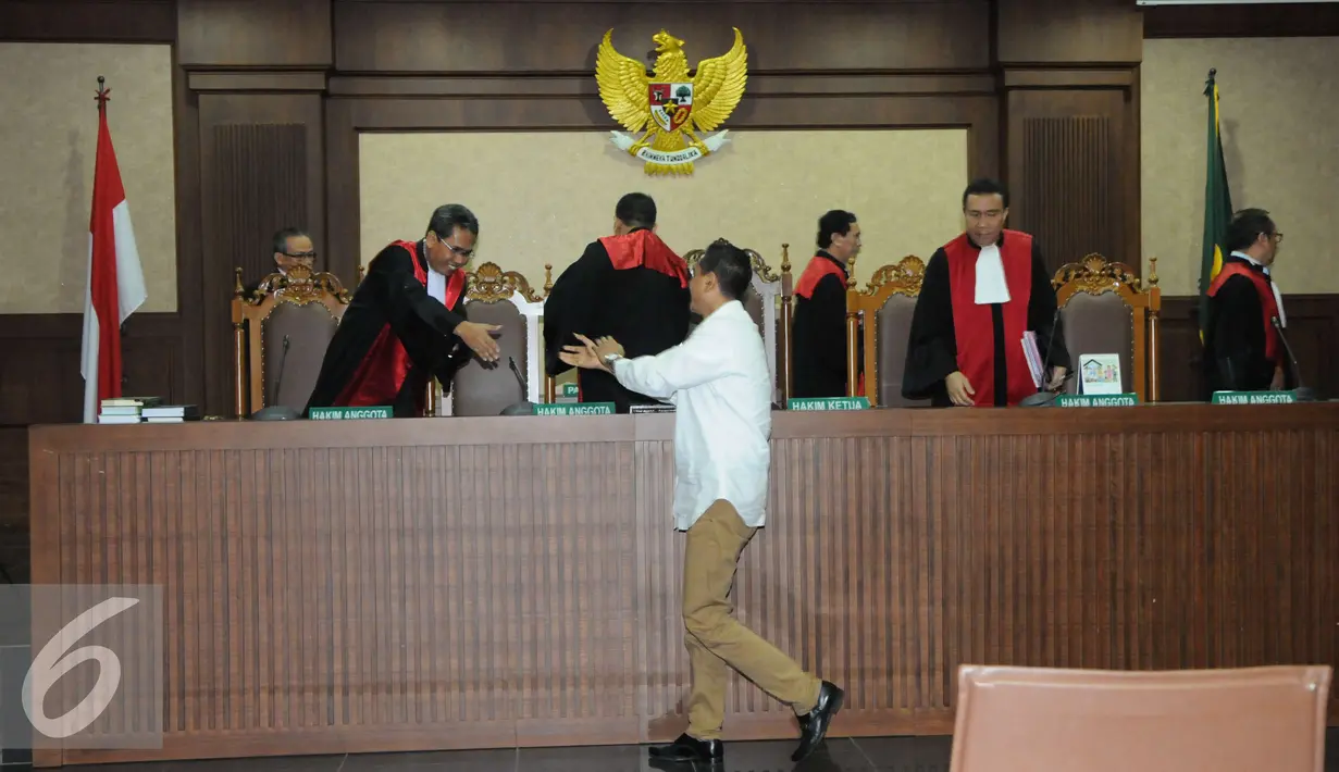 M. Sanusi bersalaman dengan Hakim Anggota usai menjalani sidang lanjutan di Pengadilan Tipikor, Jakarta Pusat, Kamis (29/12). (Liputan6.com/Helmi Affandi)