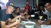 Pemain nonmuslim di tim Perseru tak segan menyiapkan masakan dan es buah sebagai hidangan buka puasa rekan setim yang beragama islam. (Bola.com/Robby Firly)