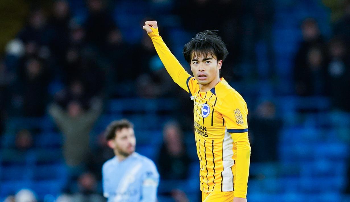 Pemain Brighton & Hove Albion, Kaoru Mitoma, melakukan selebrasi setelah mencetak gol ke gawang Manchester City pada laga Liga Inggris di Etihad Stadium, Kamis, 8 Januari 2026. (AP Photo/Dave Thompson)