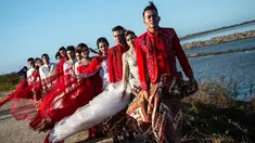 Model mengenakan busana kebaya bertema merah putih saat fashion show di tanggul Lapindo Porong, Sidoarjo, Jawa Timur, Selasa (13/8/2019). Peragaan busana yang menampilkan busana kebaya tersebut untuk memeriahkan HUT ke-74 kemerdekaan RI. (Photo by JUNI KRISWANTO / AFP)