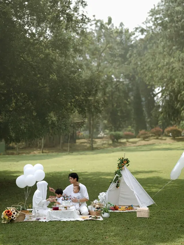 Dinda Hauw dan keluarga (Instagram/dindahw)