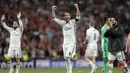 Sergio Ramos dan para pemain Real Madrid merayakan kemenangan atas Bayer Munchen pada leg kedua perempatfinal Liga Champions di Santiago Bernabeu stadium, Madrid, (18/4/2017). Real Madrid menang 4-2.  (AP/Daniel Ochoa de Olza)