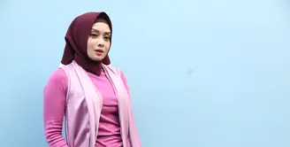 Meskipun mem-block beberapa pria yang telah mendekatinya dengan kata-kata mesra, setelah beberapa bulan kemudian komunikasi kembali dijalin Terry Putri. Alasannya karena silaturahmi tetap harus terjalin. (Nurwahyunan/Bintang.com)