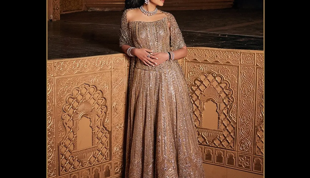 Di hari kedua, Radhika tampil dengan gaya yang lebih tradisional. Ia kenakan set lehenga berwarna champagne dari Manish Malhotra. [@manishmalhotravows]