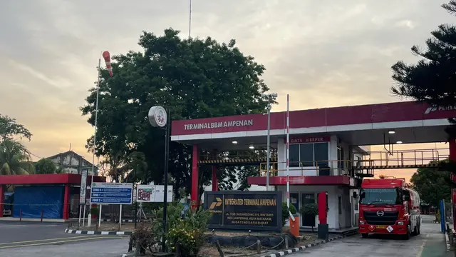 Pertamina melalui Elnusa Petrofin menyiapkan 28 mobil tangki untuk memperkuat distribusi BBM di Lombok. (Dok Elnusa)