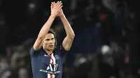 Striker PSG, Edinson Cavani, menyapa suporter usai mengalahkan Lille pada laga Ligue 1 Prancis di Stadion Parc des Princes, Paris, Jumat (22/11). PSG menang 2-0 atas Lille. (AFP/Bertrand Guay)