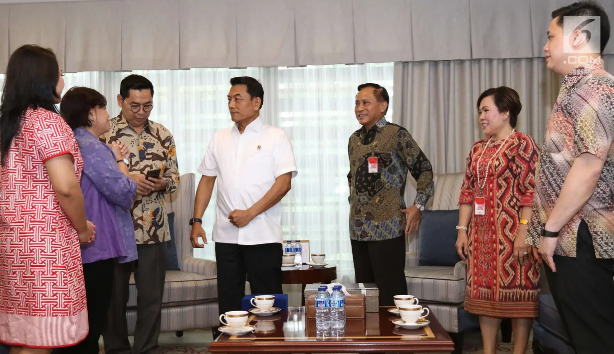 Kepala Staf Kepresidenan Jenderal (Purn) Moeldoko bersama Wapemred SCTV Endah Saptorini, Corsec SCM Gilang Iskandar, Dirut Indosiar Imam Sudjarwo, Direktur Programming SCM Harsiwi Achmad dan pejabat EMTEK, Jakarta, Kamis (22/3). (Liputan6.com/AnggaYuniar)
