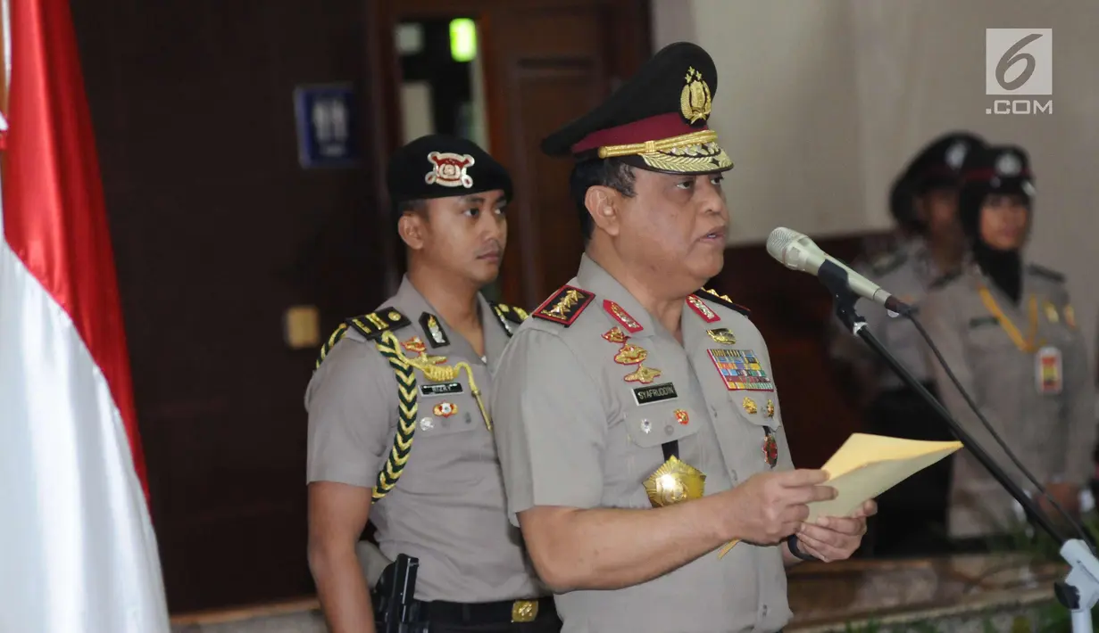 Wakapolri Komjen Pol Syafruddin membacakan amanat Kapolri usai menyematkan Satya Lencana Bhakti Buana di Mabes Polri, Jakarta (31/1). 200 polisi mendapatkan bintang kehormatan dari Presiden Joko Widodo. (Liputan6.com/Helmi Fithriansyah)
