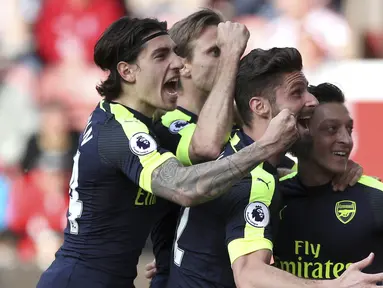 Para pemain Arsenal, merayakan gol yang dicetak Mezut Ozil ke gawang Stoke City pada pertandingan pekan ke-37 Premier League, di Stadion Bet 365, Sabtu (13/5/2017). Arsenal menang dengan skor 4-1. (AP/Nick Potts)