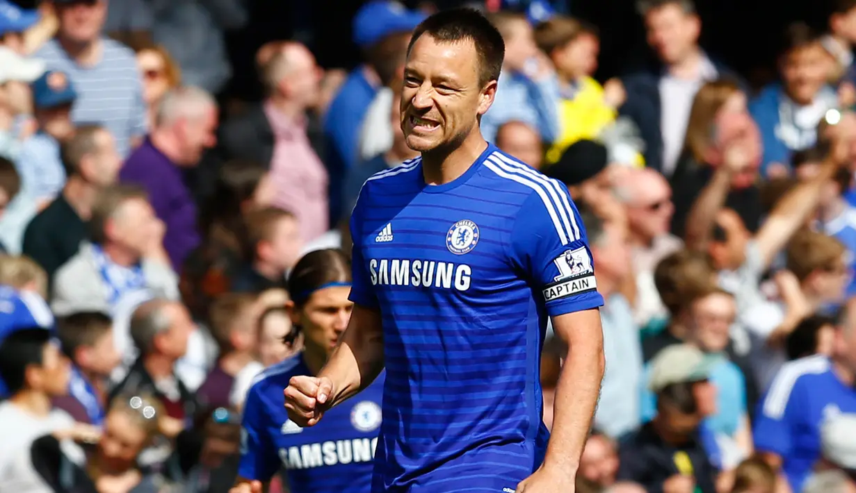 Bek Chelsea, John Terry merayakan selebrasi usai mencetak gol ke gawang Liverpool saat Laga Liga Premier Inggris di Stamford Bridge,  Minggu (10/5/2015). Chelsea bermain imbang 1-1 atas Liverpool.(Reuters/Eddie Keogh)