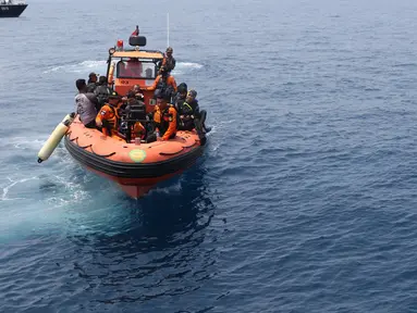 Tim Basarnas melakukan pencarian korban maupun serpihan pesawat Lion Air JT-610 di perairan Karawang, Jawa Barat, Rabu (31/10). Hingga hari ketiga, pencari korban jatuhnya Lion Air JT-610 terus dilakukan. (Liputan6.com/Helmi Fithriansyah)