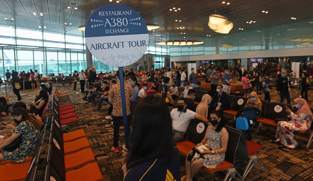 Pengunjung menunggu untuk menikmati makan siang perdana di Restaurant A380 @Changi di pesawat Airbus A380, di Bandara Internasional Changi, 24 Oktober 2020. Restoran A380 @Changi menyajikan pengalaman makan eksklusif dalam pesawat Singapore Airlines A380 pada 24-25 Oktober. (ROSLAN RAHMAN/AFP)