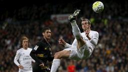 Gareth Bale ikut menyumbangkan gol ke gawang Sevilla pada lanjutan La Liga Spanyol pekan ke-30 di Stadion Santiago Bernabeu, Senin (21/3/2016) dini hari WIB.  (REUTERS/Sergio Perez)