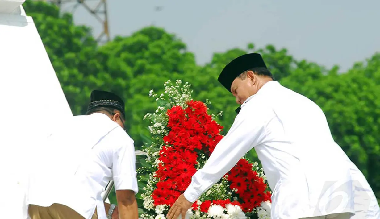 Capres dari partai Gerindra, Prabowo Subianto meletakakan  karangan bunga di Taman Makam Pahlawan Kalibata. Selasa (20/5/14) (Liputan6.com/Miftahul Hayat)