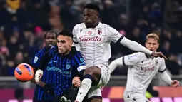 Menjamu Bologna di Stadion San Siro, Milan, Minggu (4/1/2026) waktu setempat atau Senin (5/1/2026) dini hari WIB, I Nerazzurri menang dengan skor 3-1. Tampak dalam foto, penyerang Inter Milan asal Argentina, Lautaro Martinez (kiri) berebut bola dengan bek Bologna asal Kolombia, Jhon Lucumi dalam pertandingan pekan ke-17 Serie A Italia di Stadion San Siro, Milan, Minggu (4/1/2026) waktu setempat atau Senin (5/1/2026) dini hari WIB. (Piero CRUCIATTI/AFP)