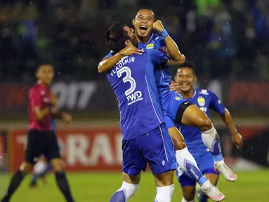 Kapten tim Persib, Atep melompat saat merayakan gol ke gawang Mitra Kukar FC di babak 8 besar Piala Presiden 2017 di Stadion Manahan Solo, Sabtu (25/2). Persib unggul 3-2 atas Mitra Kukar FC. (Liputan6.com/Helmi Fithriansyah)