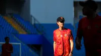 Pelatih Borneo FC, Pieter Huistra, saat mendampingi tim asuhannya menjalani official training di Stadion Batakan, Balikpapan, Sabtu (18/5/2024) sore WIT, jelang laga kontra Madura United pada leg kedua semifinal Championship Series BRI Liga 1 2023/2024 yang digelar pada Minggu (19/5/2024). (Bola.com/Bagaskara Lazuardi)