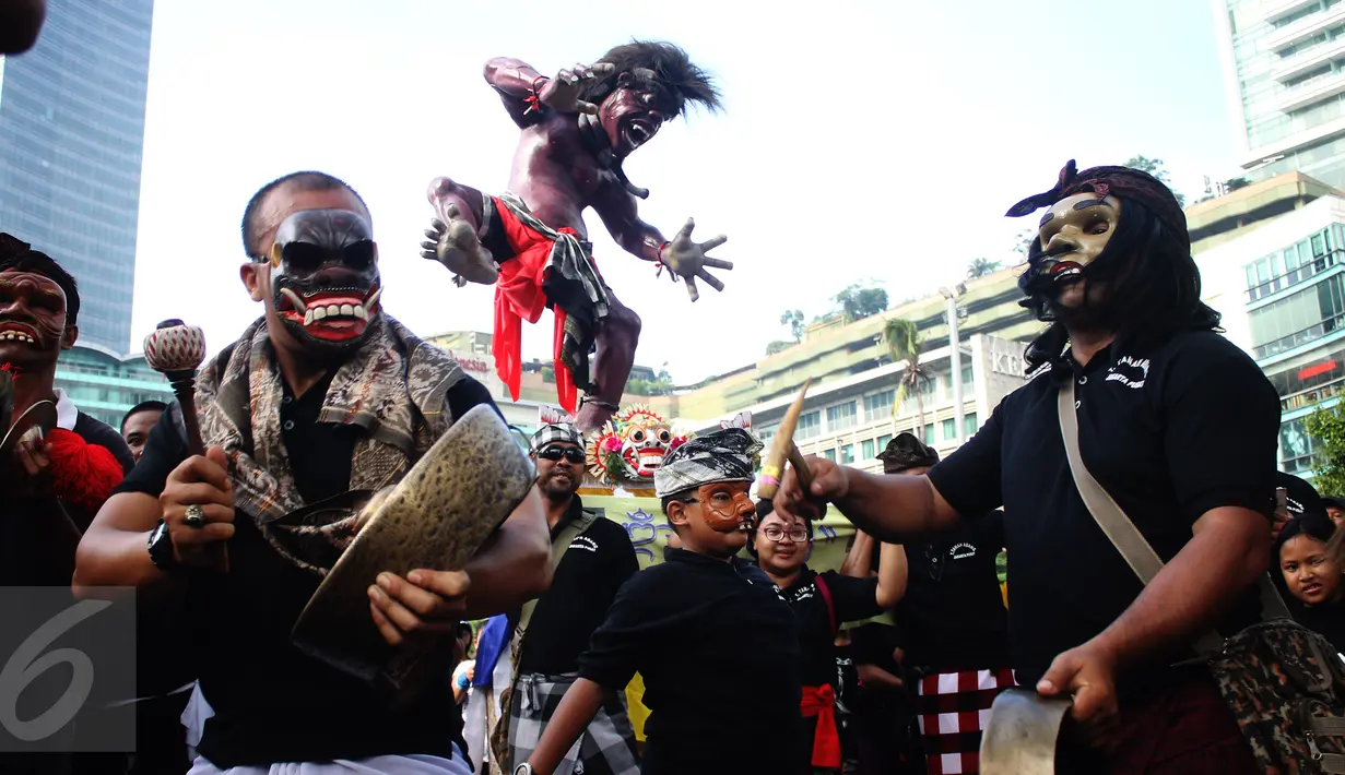Suasana pengarakan ogoh-ogoh di kawasan CFD, Bundaran HI, Jakarta, Minggu (19/3). Pawai ogoh-ogoh akan diadakan secara besar di Pura Agung Wira Satya Bhuana jelang menyambut Nyepi, Jakarta, pada Senin (27/3). (Liputan6.com/Angga Yuniar)