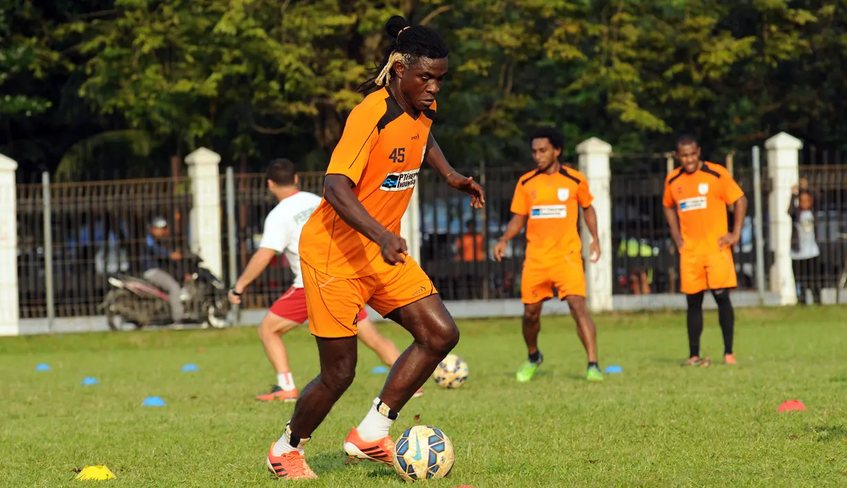 Bek Persipura, Bio Paulin menggring bola saat latihan di Lapangan C Senayan, Jakarta, Selasa (5/5/2015). Latihan tersebut merupakan persiapan jelang AFC 2015 di Bengaluru, India, 12 Mei mendatang. (Liputan6.com/Helmi Fithriansyah)