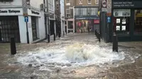 Air membanjiri jalanan dan rumah warga (@islingtongztte)