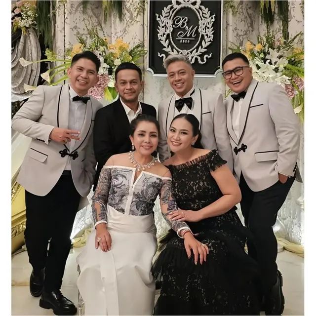 6 Detail Outfit Couple Mayangsari dan Khirani di Anniversary Pernikahan ke-25
