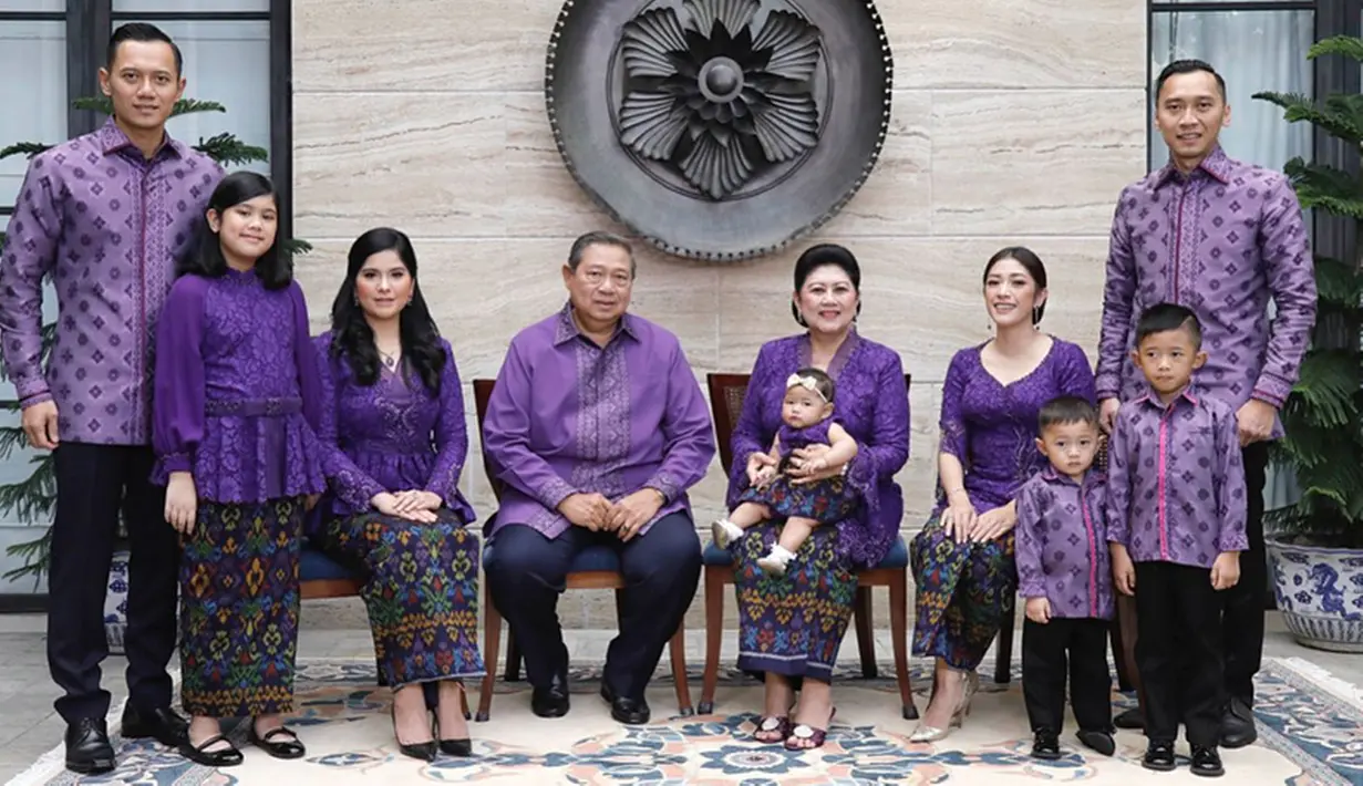 Momen foto bersama Keluarga Susilo Bambang Yudhoyono bersama semua anak, mantu dan cucunya pada hari raya idul fitri tahun 2018 (Liputan6.com/Instagram/ruby_26)