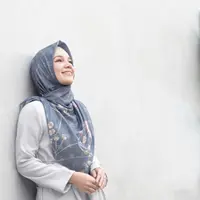 Dewi Sandra dengan hijab warna pastel. (Dok. Instagram/@dewisandra/https://www.instagram.com/p/CCdYANwF50k/Dyra Daniera)