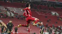 Gelandang Curtis Jones melakukan selebrasi setelah mencetak gol ke gawang Ajax Amsterdam pada matchday kelima Grup D Liga Champions di Anfield, Selasa (1/12/2020). Curtis Jones mencetak gol satu-satunya yang membawa Liverpool melaju ke babak 16 besar. (Paul Ellis/Pool via AP)