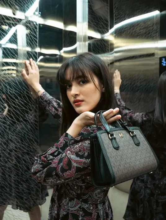 Siapa yang tak terpikat melihat pesonanya dengan lipstick merah? [Instagram/mawar_eva]