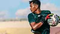 Kiper Dikri Yusron menambah rekor clean sheet ketika Persik mengalahkan Bhayangkara FC 1-0 pada pekan ke-21 BRI Liga 1. (Bola.com/Gatot Susetyo)