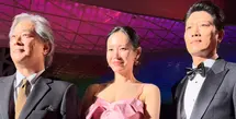 So Ye Jin hadir bersama para pemain&nbsp;No Other Choice lain tampak hadir. Ibu satu anak ini mencuri perhatian dengan dress pink spaghetti strap dari Alexander Mcqueen. Dress satin ini seharga Rp67 jutaan.&nbsp;[@busanfilmfest]