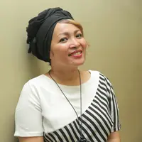 Sejak kecil Rieka Roeslan sering menjadi langganan menghibur acara 17-an di kampungnya. Bahkan, hingga saat ini, saat tidak ada job, ia masih diminta tampil di panggung sekelas RT kediamannya. (Andy Masela/Bintang.com)