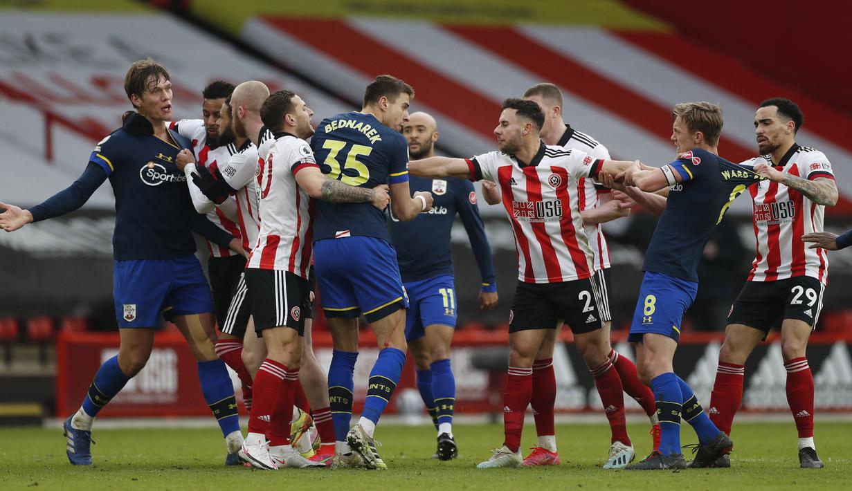 Sejumlah pemain terlibat dalam perkelahian dalam pertandingan lanjutan Liga Inggris antara Sheffield United dan Southampton. (Foto: AFP/Pool/Lee Smith)