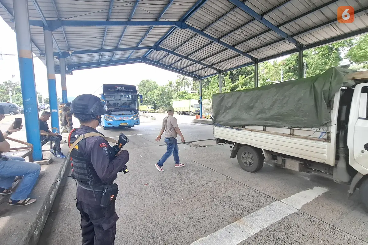Personel Brimob Polda Lampung saat melakukan pengamanan mudik Nataru 2024-2025 di area pintu Pelabuhan Bakauheni, Lampung.  Foto : (Liputan6.com/Ardi).