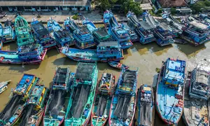 Ribuan nelayan memilih berhenti beroperasi sehingga aktivitas ekonomi pesisir mengalami tekanan. Tampak dalam foto, pemandangan udara menunjukkan kapal-kapal nelayan berlabuh di Pelabuhan Juwana, Jawa Tengah, Rabu 6 Mei 2026. (Devi RAHMAN/AFP)