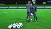 Pelatih kepala Timnas Indonesia, Patrick Kluivert berdiskusi dengan asisten pelatih Alex Pastoor (kanan) dan pelatih Timnas Indonesia U-23, Gerald Vanenburg dalam latihan perdana menjelang laga putaran ketiga Kualifikasi Piala Dunia 2026 melawan Australia di Stadion Netstrata Jubilee, Sydney, Selasa (18/03/2025) waktu setempat. (Dok. PSSI)