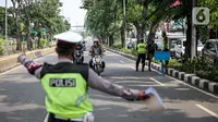 Polisi Lalu lintas memberhentikan pengendara sepeda motor saat Operasi Patuh Jaya 2020 di Jalan Letjen Suprapto, Jakarta, Kamis (23/7/2020). Ditlantas Polda Metro Jaya menggelar Operasi Patuh Jaya 2020 hingga 5 Agustus untuk menertibkan masyarakat dalam berlalu lintas. (Liputan6.com/Faizal Fanani)