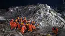 Petugas penyelamat mencari korban selamat di lokasi tanah longsor di Kabupaten Pengshui, Chongqing, Tiongkok, Sabtu, 17 Juli 2026. (AFP/ CNS)