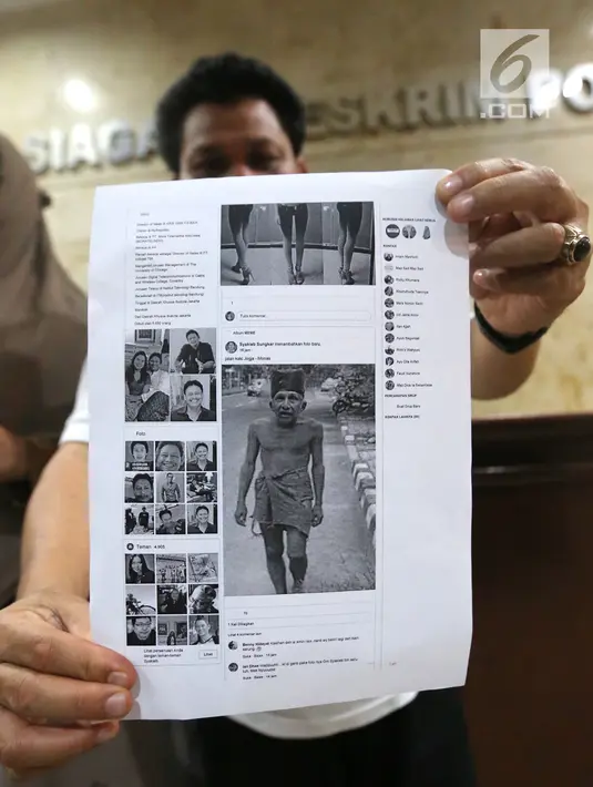 Sekjen Alumni Ikatan Mahasiswa Muhammadiyah, Azrul Tanjung menunjukkan meme Amien Rais yang diunggah 25 Juni 2018 di akun Facebook Syakieb Sungkar di Gedung Bareskrim Polri Jakarta, Selasa (26/6). (Liputan6.com/Fery Pradolo)