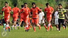  Pemain Persija berlari saat latihan di National Youth Training Centre, Sawangan, Depok, Rabu (17/2/2016). Jelang berlaga di turnamen Piala Bhayangkara 2016, Persija akan menggunakan pelatih asal Brasil, Paulo Camargo. (Liputan6.com/Helmi Fithriansyah)